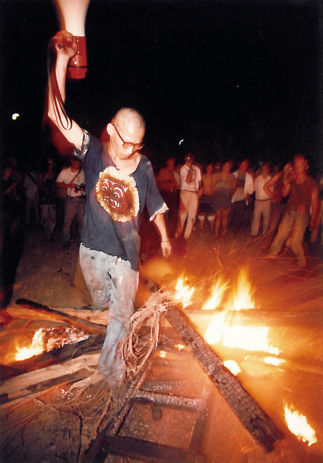 Wu Chung-Wei (吳中煒) igniting fires at the Taipei Post-Industrial Arts Festival, 1995. Taipei Etat Archive. Photo Hung Tzu-Yi (洪子儀).