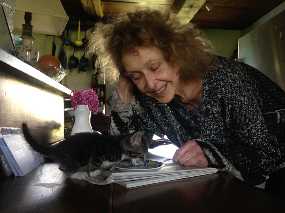 Carolee Schneemann with her cat.