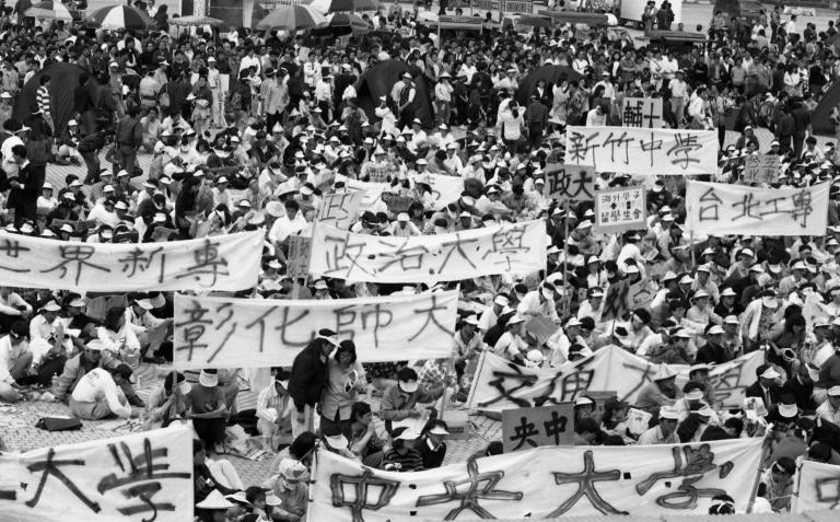 Wild Lily Movement (野百合學運) protestors occupying Chiang Kai-Shek Memorial Hall Square,Taipei, 1990. Photos Tsai Ming-Te (蔡明德).
