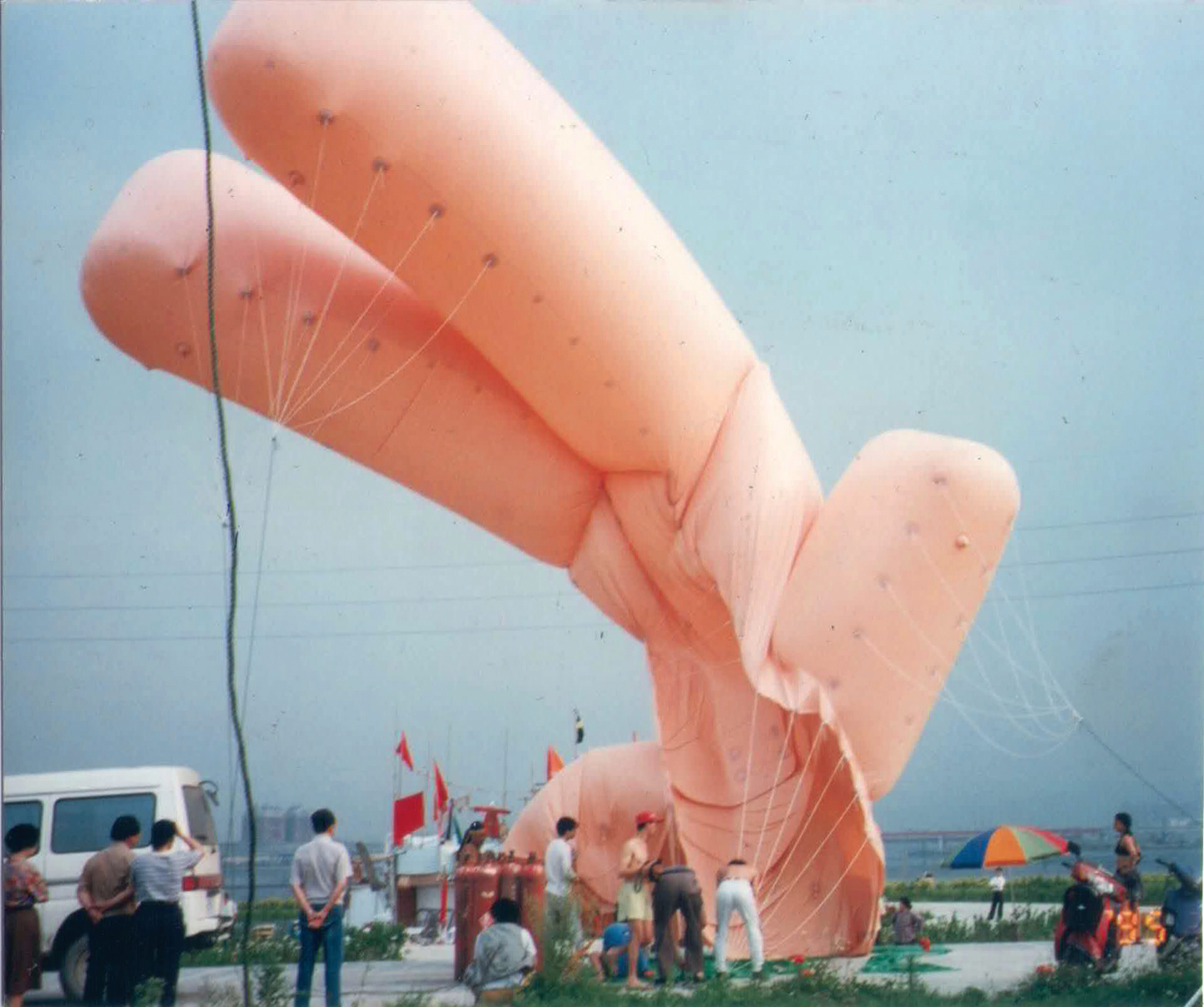 A giant balloon puppet featured in the Taipei Breaking Sky Festival (台北空中破裂節), 1994. Image courtesy of Yao Jui-Chung (姚瑞中).