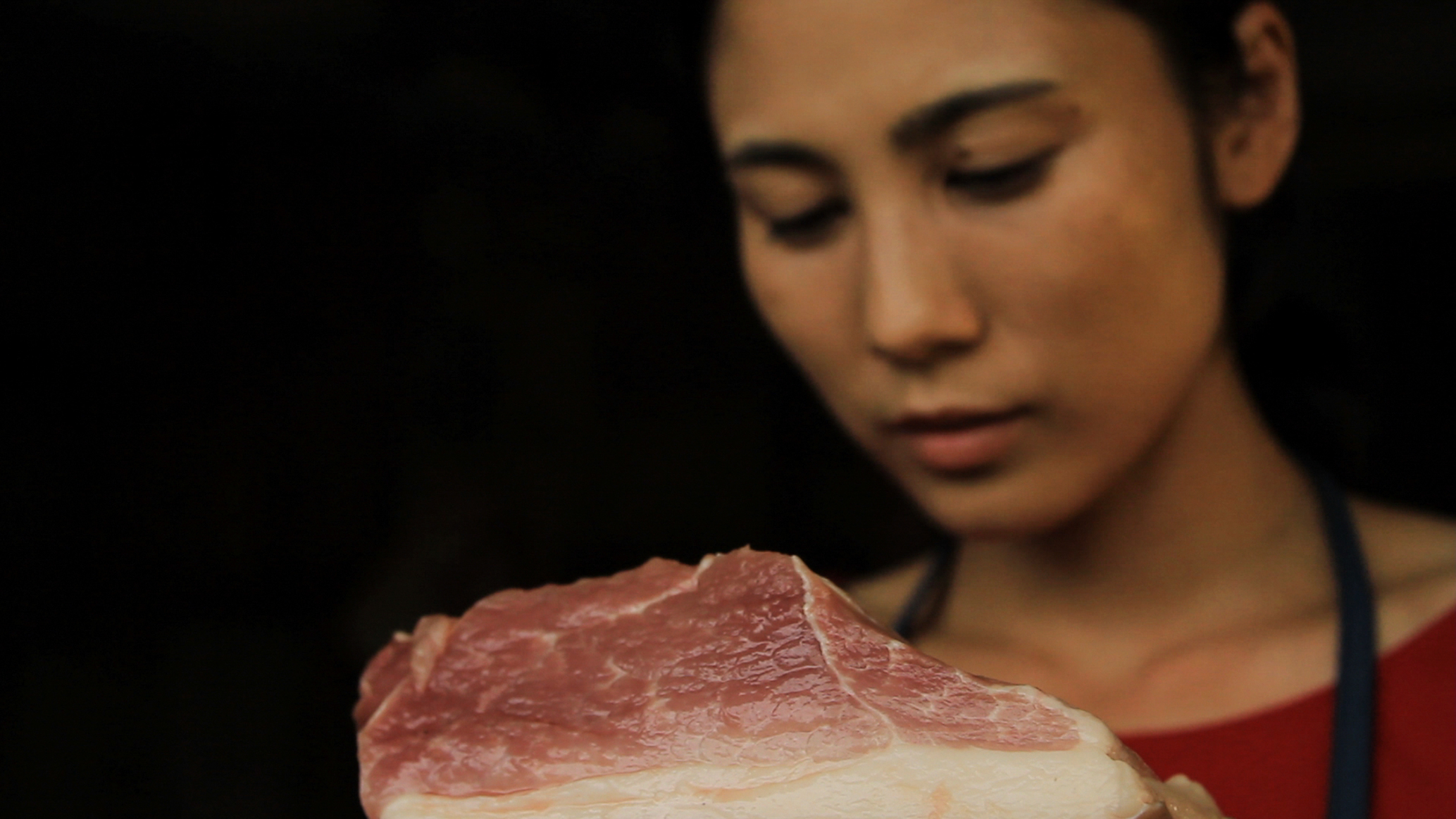 Chikako Yamashiro, “A Woman of the Butcher Shop, 2012 version”, 3-channel video installation, production support from More Museum, ©Chikako Yamashiro, courtesy of Yumiko Chiba Associates