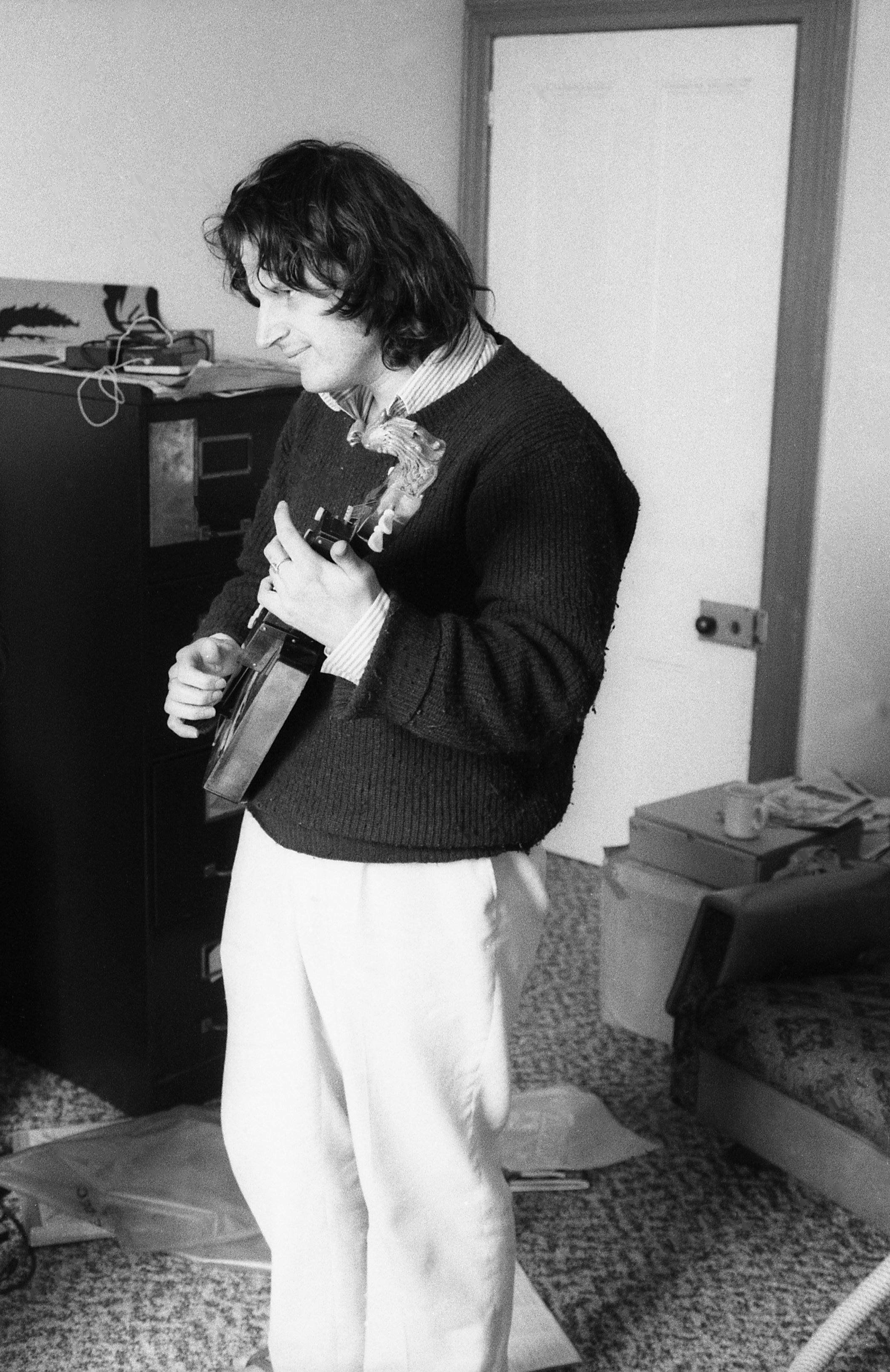 Chris Knox at home in Summer St, Ponsonby, Auckland, 1984. Photograph by Jonathan Ganley / pointthatthing.com.