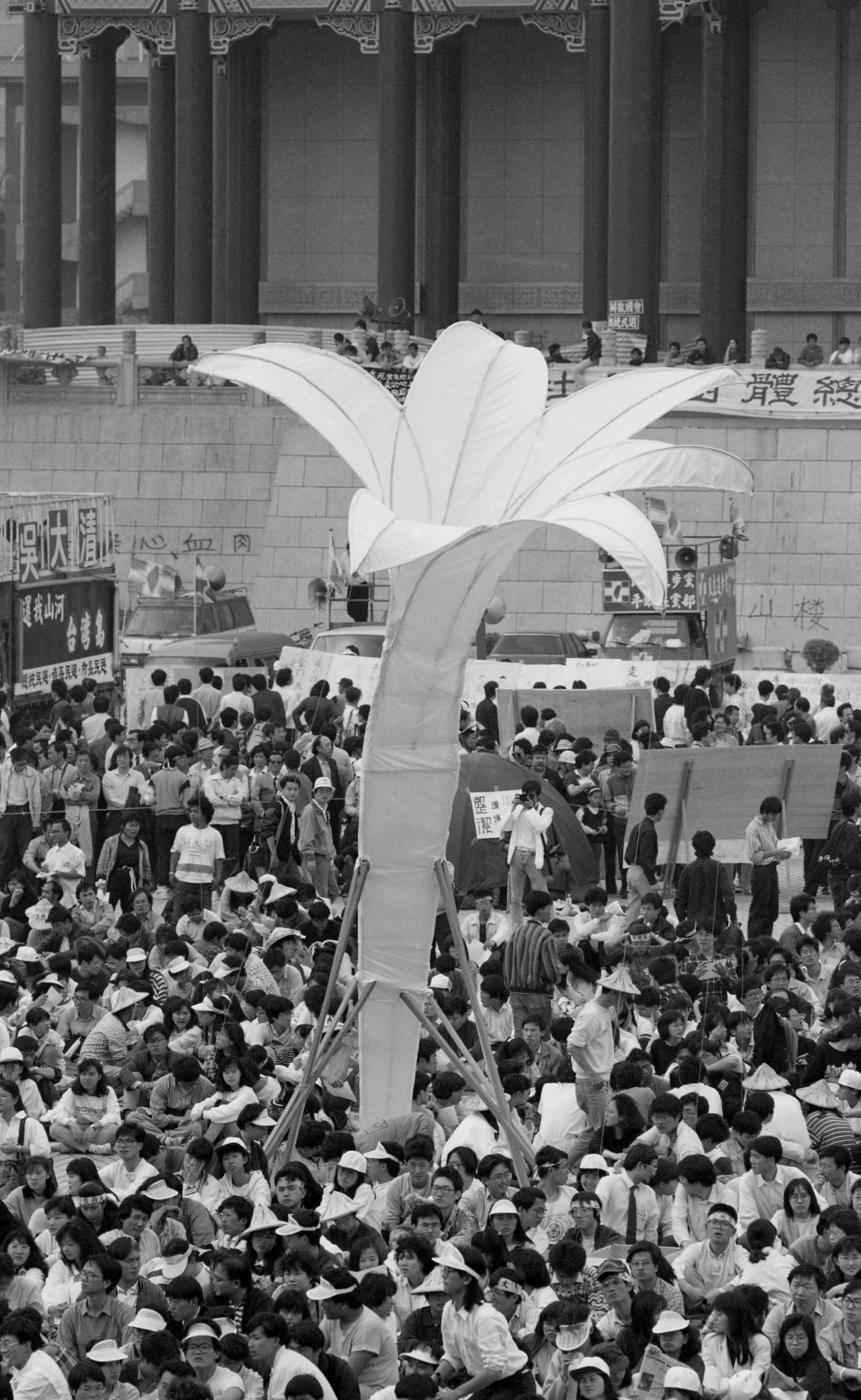 Wild Lily Movement (野百合學運) protestors occupying Chiang Kai-Shek Memorial Hall Square,Taipei, 1990. Photos Tsai Ming-Te (蔡明德).