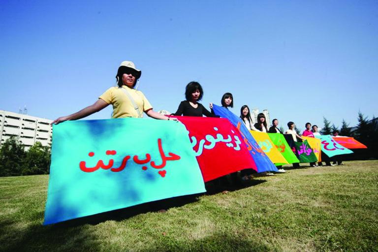 Arahmaiani Feisal, Flag Project, Shenzhen performance 2008 (left) and Yogyakarta 2009 (right)