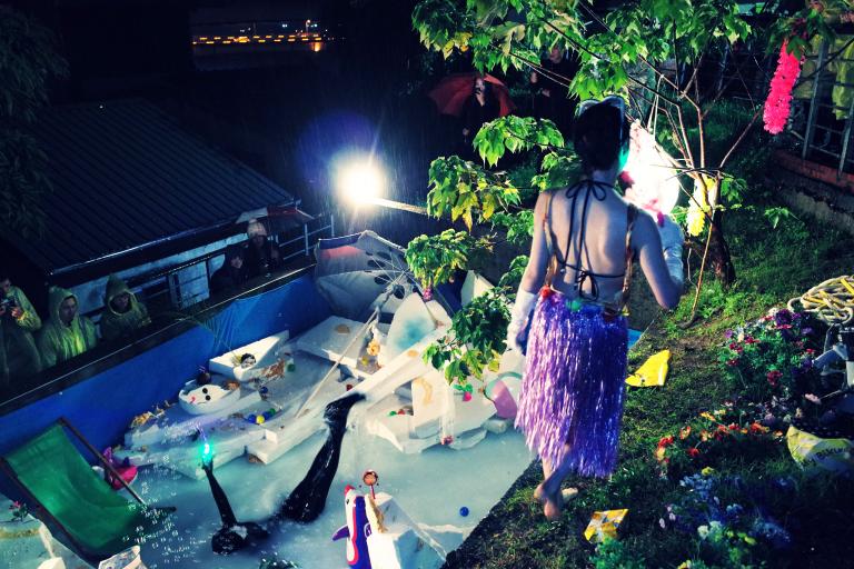 Betty Apple and Kaya Hanasaki (花崎草) performing “Action Vacation” (海灘上種花月良宵) at Treasure Hill Artist Village in Taipei, 2015. Photos: Ema Chang (張芷瑄).