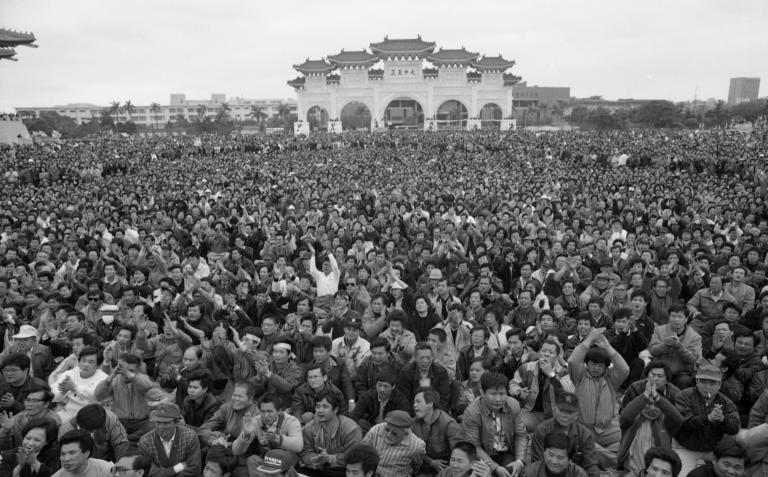 Wild Lily Movement protestors occupying Chiang Kai-Shek Memorial Hall Square, Taipei, 1990. Photo Tsai Ming-Te.