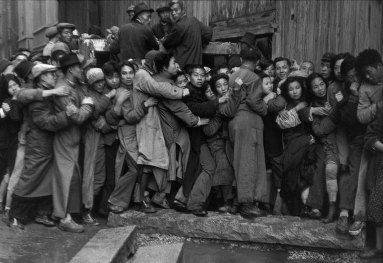“Gold Rush. At the end of the day, scrambles in front of a bank to buy gold. The last days of Kuomintang”, Shanghai, 23 December 1948