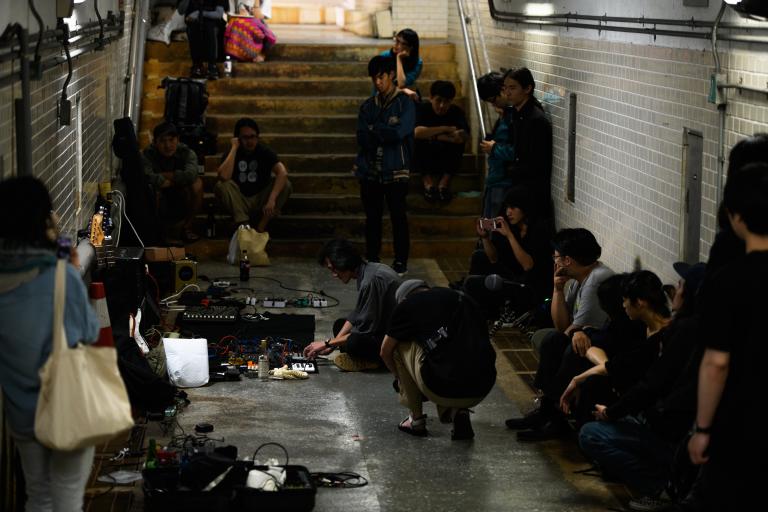Dino(廖銘和)於2019年在台北敦化路地下道參與Outer Pulsations #3的演出 (攝影/陳藝堂)