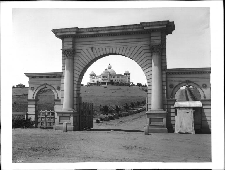Entrance to the Theosophical Insti- tute, Point Loma, ca. 1902. California Histori- cal Society Collection, 1860–1960.