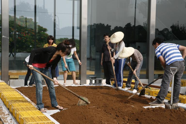 Mali Wu, “Taipei Tomorrow As A Lake Again”, 2008, installation at 2008 Taipei Biennial. Courtesy of Mali Wu and Taipei Fine Arts Museum.