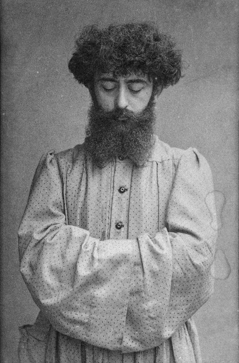 Portrait of Joséphin Péladan. Photograph by Walter Damry. RMN-Grand Palais / Art Resource, NY.