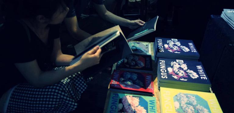people reading white fungus